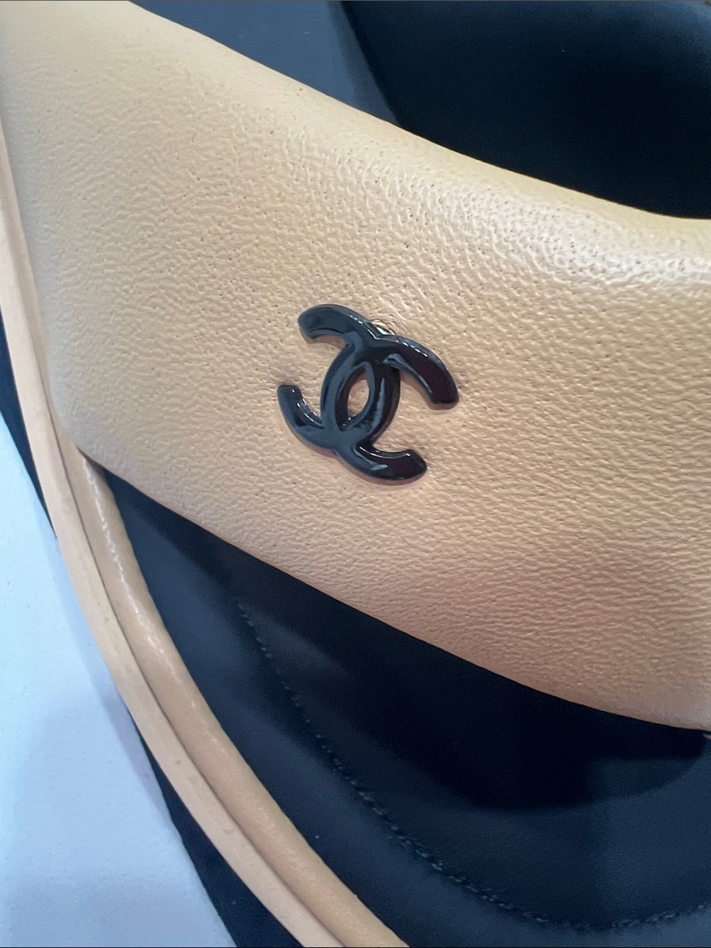 CHANEL Womens Beige and Black Padded Thong Sandals - Picture 4 of 4